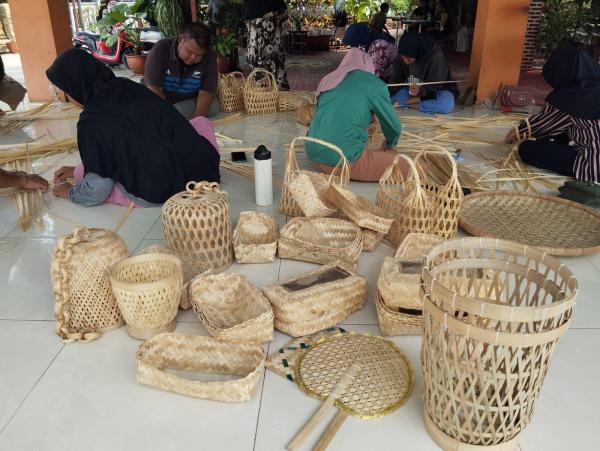 Sahabat Disabilitas Karawang Dilatih Keterampilan Anyam  Bambu, Bikin Kreasi Bernilai Ekonomis