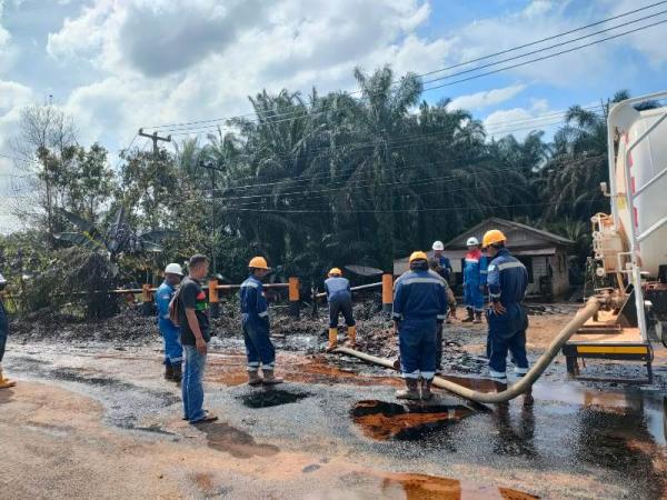 Minyak Menyembur Akibat Kebocoran Pipa Diduga Akibat Kelalaian Operator Alat Berat