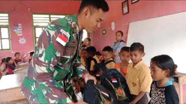 Keceriaan Pagi di SD Negeri Nunpo, 18 Siswa Berprestasi Terima Hadiah dari Satgas Naga Karimata