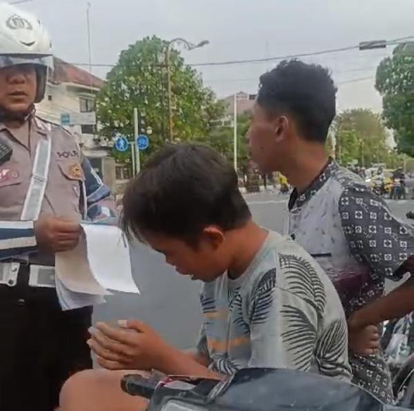 Drama Bocil Mewek di Jombang, Kisah Dua Remaja Tanpa Helm yang Bikin Heboh Saat Ditilang Polisi