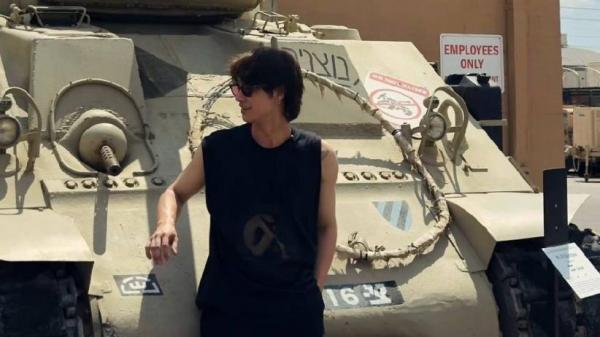 Pamer Foto di Depan Tank Israel Viral, Aktor Thailand Bright Vachirawit Dihujat dan Diserukan Boikot