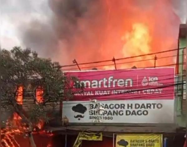 Kebakaran Hebat, Pasar Simpang Dago Dilalap Si Jago Merah Sore Ini