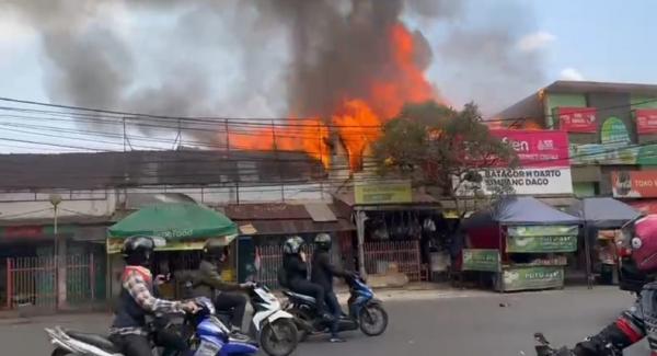 3 Ruko di Pasar Simpang Dago Bandung Ludes Terbakar, Pedagang Panik