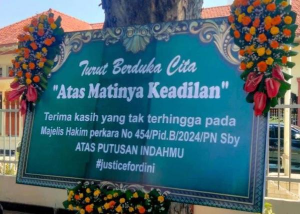 Bebaskan Pembunuh Kekasih, Karangan Bunga Duka Cita Berdiri di Depan PN Surabaya