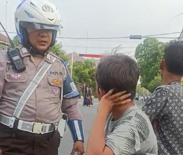 Bocil Kendarai Motor Tanpa Helm Ditilang, Momen Emosional Terekam Video dan Viral di Media Sosial