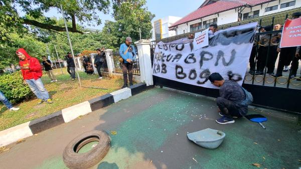Hujan Uang Recehan Warnai Aksi Unjuk Rasa Warga di Depan Kantor BPN Kabupaten Bogor