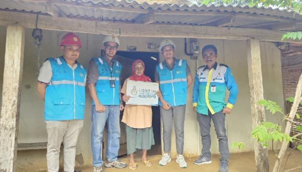 Hidup Tanpa Listrik, PLN UP3 Surakarta Bantu Sambungan Listrik Gratis Dua Warga Miskin  di Sragen