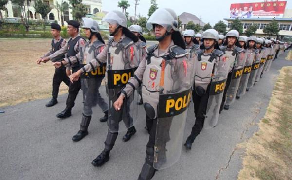 Belasan Polisi Dilempari Sekelompok Orang saat Patroli di Kampung Ambon