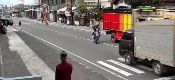 Rekaman CCTV Tunjukkan Detik-Detik Kecelakaan Sepeda Motor dan Mobil Boks di Parakan Temanggung