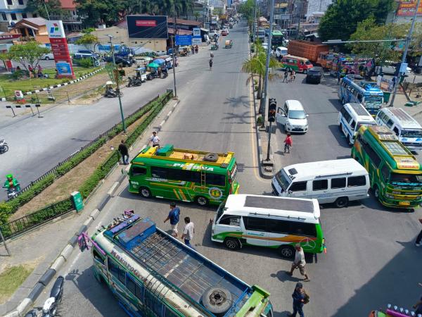 Protes Penertiban Loket, Sopir Angkutan Blokir Perempatan Jalan Jamin Ginting