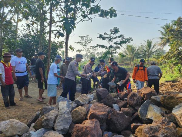Polisi di Talang Padang Gotong Royong Bangun Bronjong di Pekon Sukarame