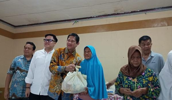 Golkar Bagikan Ratusan Paket Sembako pada Warga Kota Bandung