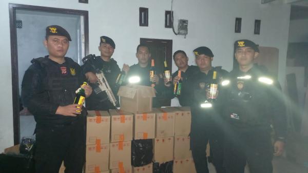 Rumah Kontrakan di Tasikmalaya Digerebek Tim Maung Galunggung, Ratusan Botol Miras Diamankan