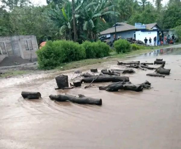 Banjir Lahar Dingin Gunung Lewotobi Terjang  Pemukiman Warga di 2 Desa, Warga Panik  lari kejalan