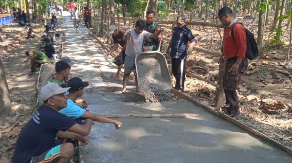 Anggota Pramuka Peserta Perkemahan Wirakarya Bareng Warga Mengecat Musala dan Cor Jalan di Grobogan