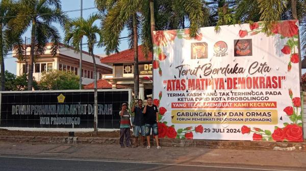 RDP Tak Ditanggapi, Gabungan Ormas dan LSM Pasang Baliho di Depan Gedung DPRD Kota Probolinggo