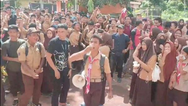 Ratusan Siswa dan Orang Tua Berunjuk Rasa Tuntut Kepala SMA Negeri 1 Lasolo Dicopot