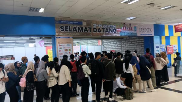 Ribuan Pencari Kerja Padati Bursa Kerja Depok, Antrean Mengular Sejak Pagi!