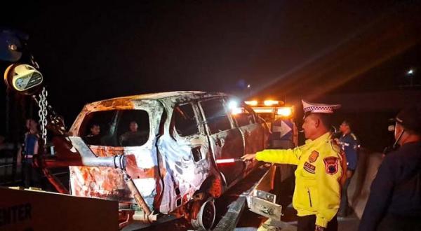 Mobil Xenia Terbakar di Tol Ungaran, Berawal dari Kepulan Asap di Kap Mesin