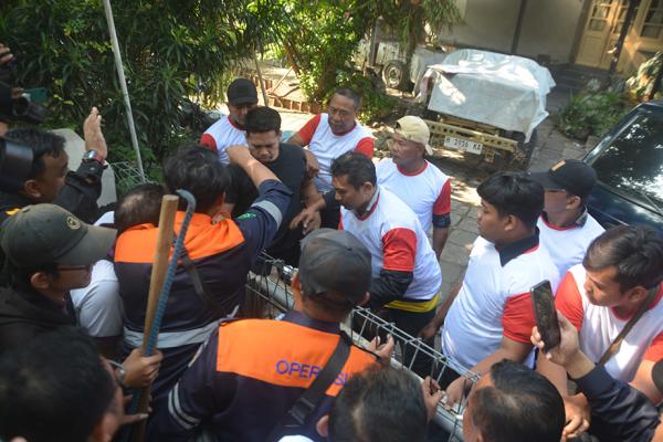 Peringatan Tak Digubris, KAI Daop 4 Semarang Tertibkan 7 Rumah Perusahaan di Gergaji