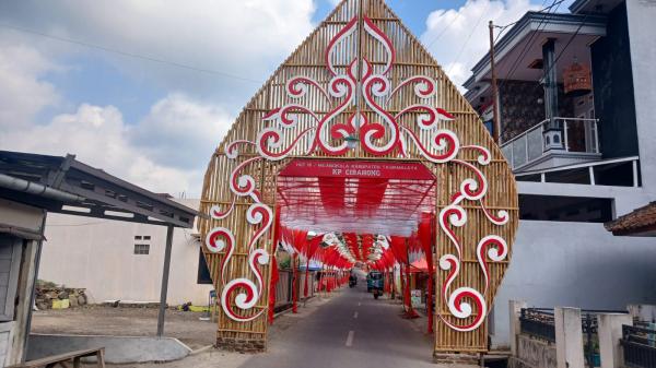 Keren! Warga Kampung Cibahong Buat Lorong Merah Putih Sepanjang 250 Meter