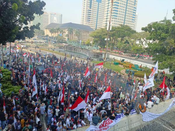 Dari Patung Kuda, Ribuan Massa DOB Cilangkahan 'Ngotot' ke Gedung DPR untuk Bertemu Wakil Rakyat