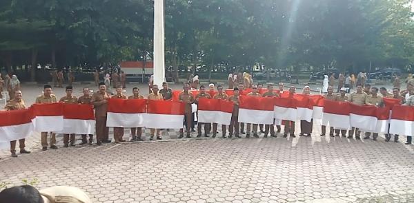 Jelang Hut Ke -79 RI, PJ Bupati Bagikan Tiga Ribu Bendera Merah Putih di Pidie Jaya Aceh