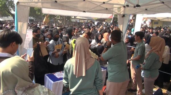 Gelar Job Fair 2024, Kantor Disnakertrans ESDM Subang Dipadati Ribuan Pencari Kerja