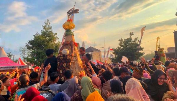 Wujud Rasa Syukur, Ribuan Warga Desa Sumoroto Ponorogo Berebut Tumpeng Purak