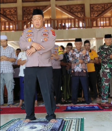 Kapolsek Gunungjati, Jadi Imam Shalat Jumat di Masjid Sarif Abdurrahman Cirebon