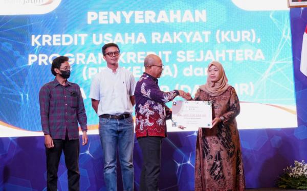 Dorong Geliat Aktivitas Ekonomi, Bank Jatim Salurkan KUR dalam Kegiatan K-UKM Expo 2024