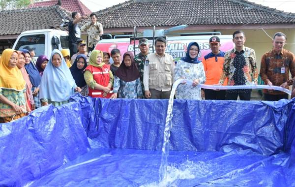 Kekeringan di Sukoharjo, Bupati Serahkan Bantuan Air Bersih di Wilayah Kecamatan Bulu