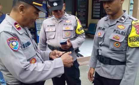 Kapolsek Kesambi Periksa Handphone Anggota untuk Cegah Keterlibatan dalam Judi Online