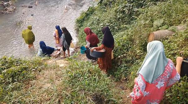 Sumur Kering Akibat Musim Kemarau, Warga Lebak Ambil Air dari Sungai