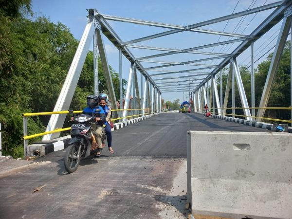 Mobil Pribadi dan Motor Sudah Melintasi Jembatan Getasrejo, Kendaraan Berat Mohon Bersabar