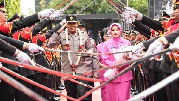 Pedang Pora Warnai Penyambutan Kapolda Jateng Brigjen Pol Ribut Hari Wibowo