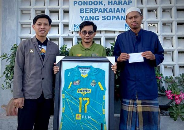 Bantu Pendidikan Ponpes, Maya Indri Bersama Allegiant Lelang Jersey Matchworn