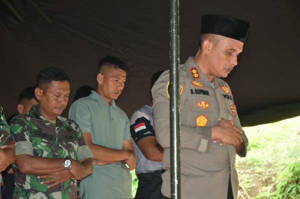 Harmonis, TNI-Polri Sholat Berjamaah di Lokasi TMMD