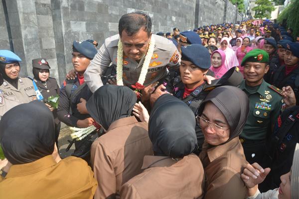 Tangis Haru Ratusan Polisi Iringi Komjen Ahmad Luthfi Tinggalkan Markas Polda Jateng