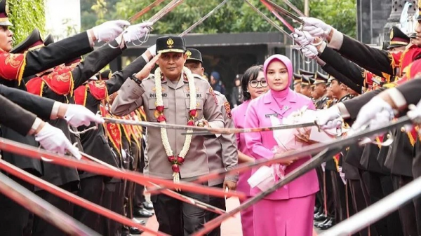 Kapolda Jateng Baru Brigjen Ribut Hari Wibowo Disambut Tradisi Pedang Pora