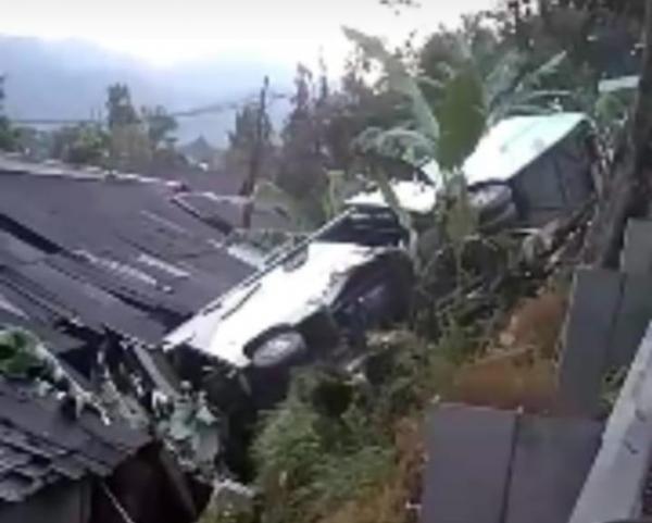 Diduga Rem Blong Bus Pariwisata Terjun ke Jurang di Citeko Puncak Bogor, Delapan Orang Luka