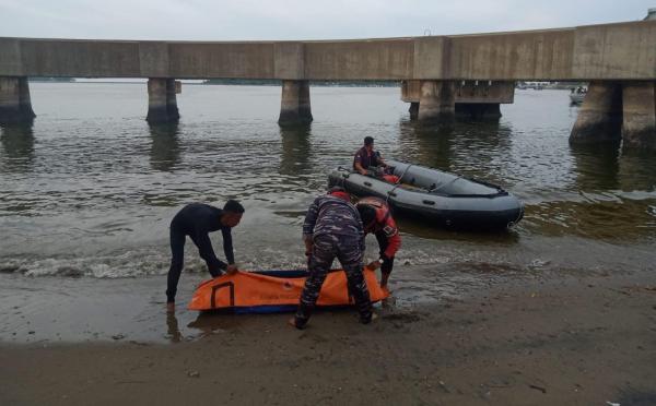 Personil Lanal Lhokseumawe Evakuasi Korban Tengelam di Pantai Krueng Geukueh