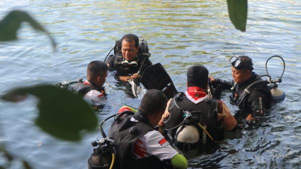 Pj Walikota Probolinggo dan PUDAM Bayuangga Tanam Pohon dan Kibarkan Bendera Didasar Danau