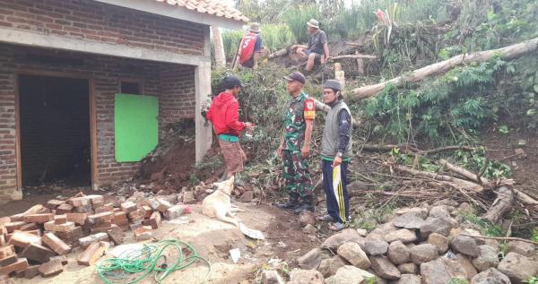 Tanah Longsor Terjang Rumah Warga Desa Caringin Garut