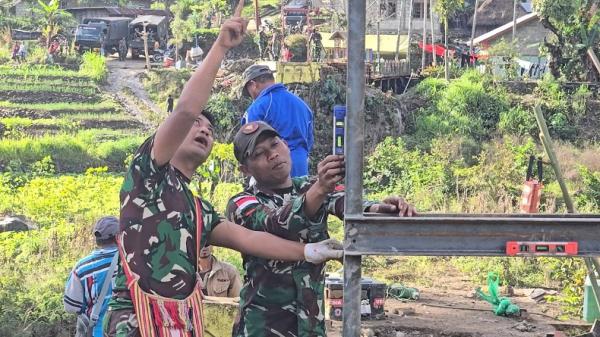 Tim VRI dan Prajurit Yonkav Naga Karimata Genjot Pembangunan Jembatan Gantung