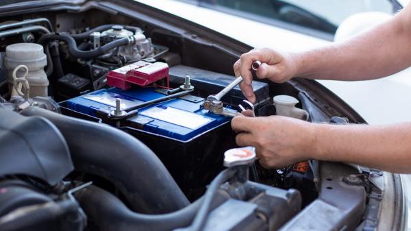 Saat Panas Mobil Susah di Starter? Salah Satu Penyebabnya Adalah Aki Mobil Mulai Rusak