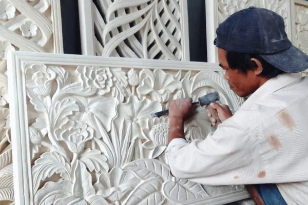 Melihat Lebih Dekat Perajin Batu Pahat di Cirendeu Tangsel