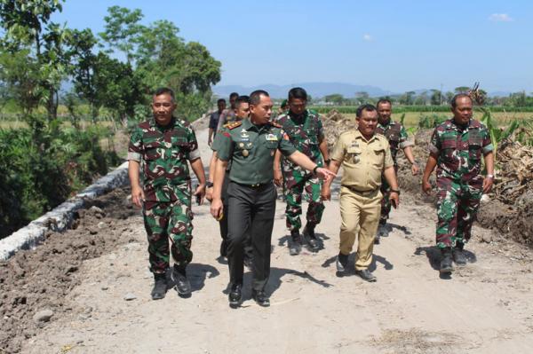 Pangdam IV Diponegoro Turun Langsung Cek Kualitas Sasaran Fisik TMMD di Klaten