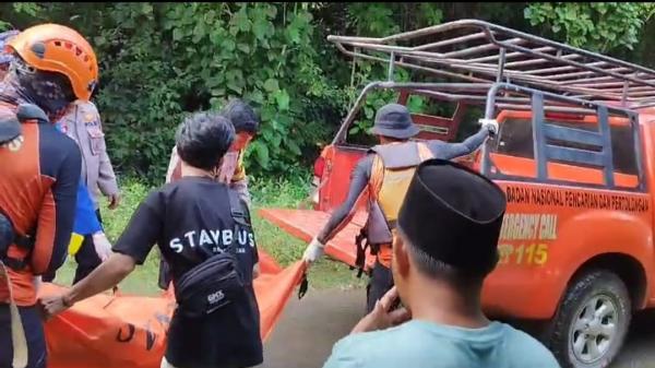 Polisi Bersama Team SAR Gabungan Evakuasi Nelayan Tenggelam di Kelumbayan 