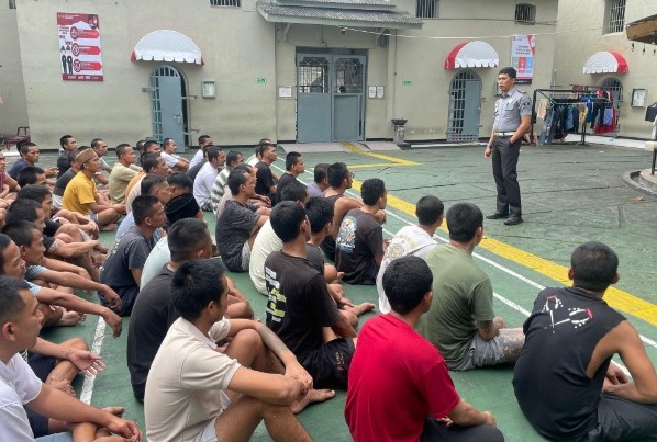 Kepala Pengamanan Berikan Pengarahan kepada Petugas dan Warga Binaan Pemasyarakatan Rutan Serang 